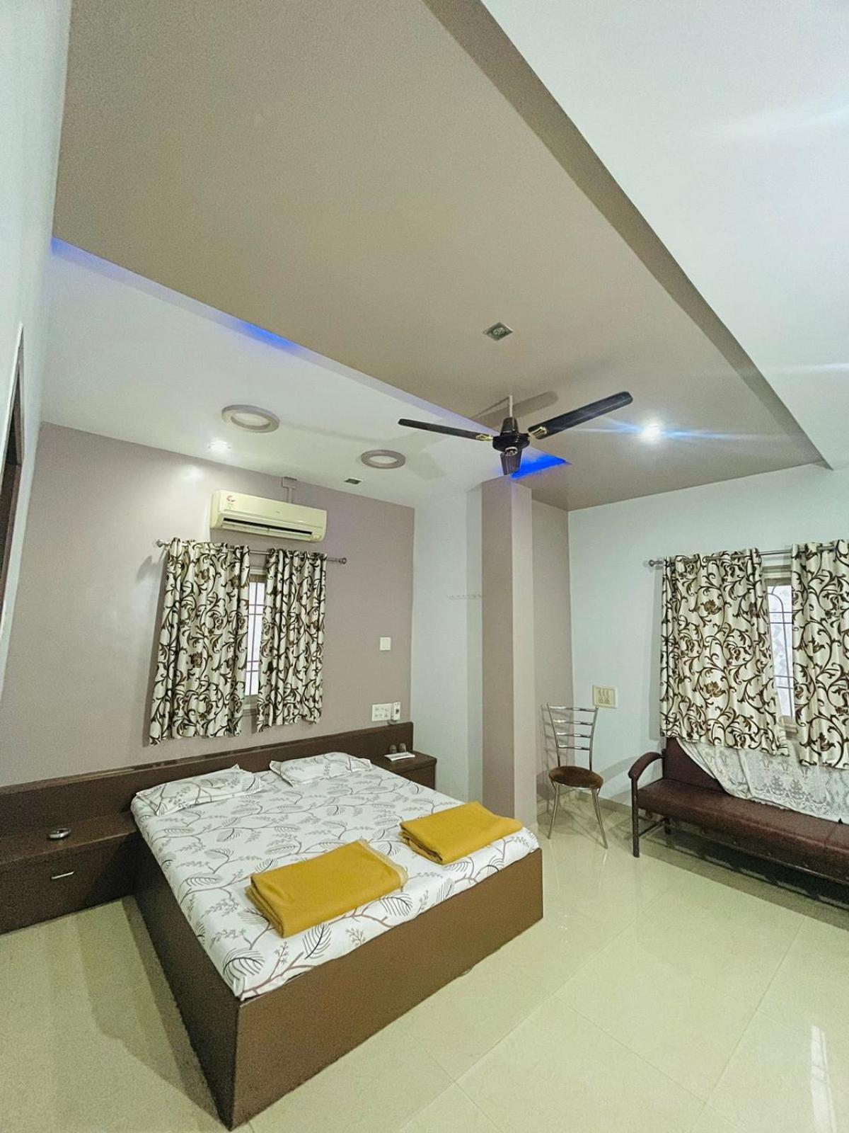 Hotel Rajdhani And Guest House Gujarat - Best Family Hotel In Halol Near Pavagadh And Halol Gidc Exteriör bild