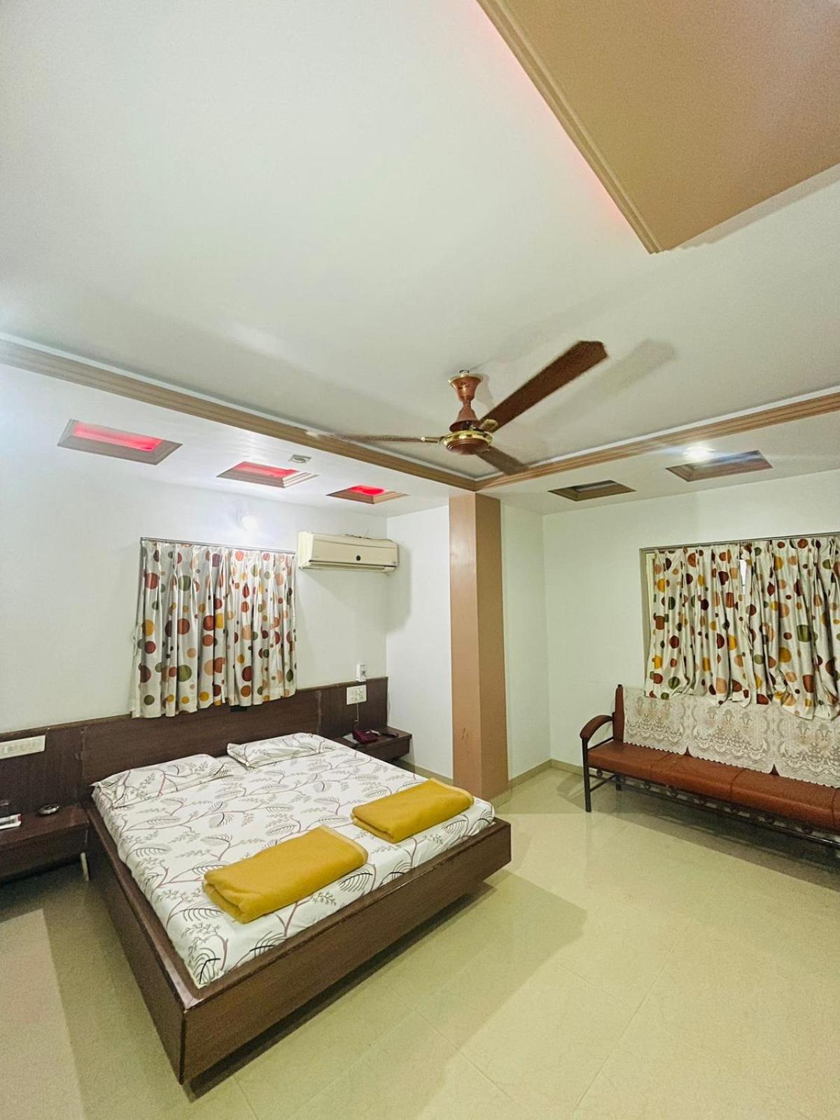 Hotel Rajdhani And Guest House Gujarat - Best Family Hotel In Halol Near Pavagadh And Halol Gidc Exteriör bild
