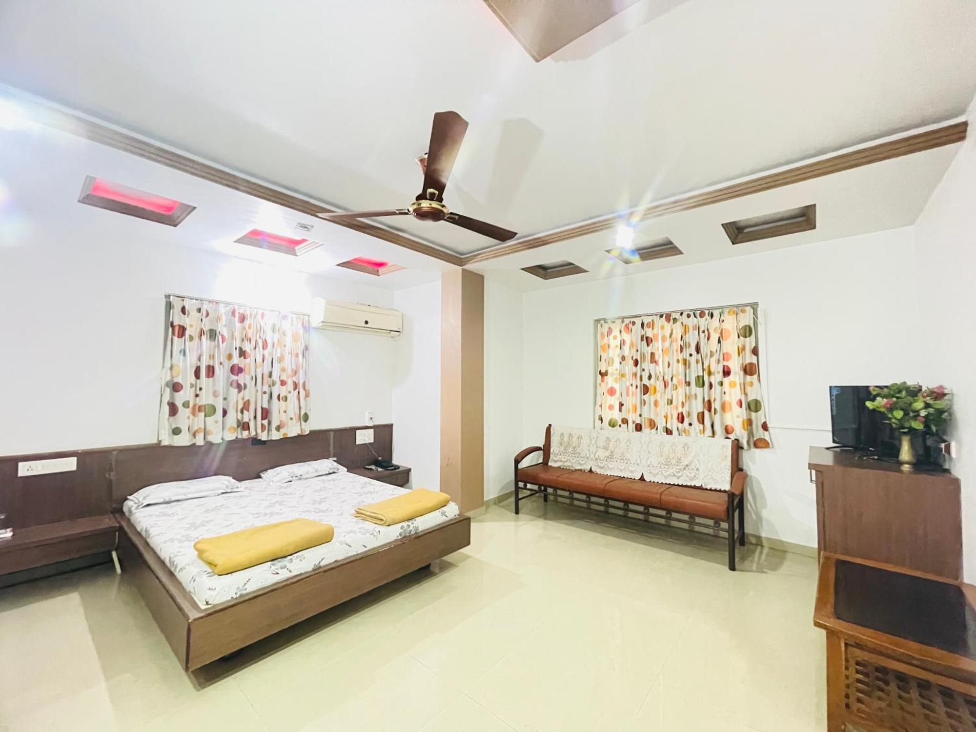 Hotel Rajdhani And Guest House Gujarat - Best Family Hotel In Halol Near Pavagadh And Halol Gidc Exteriör bild