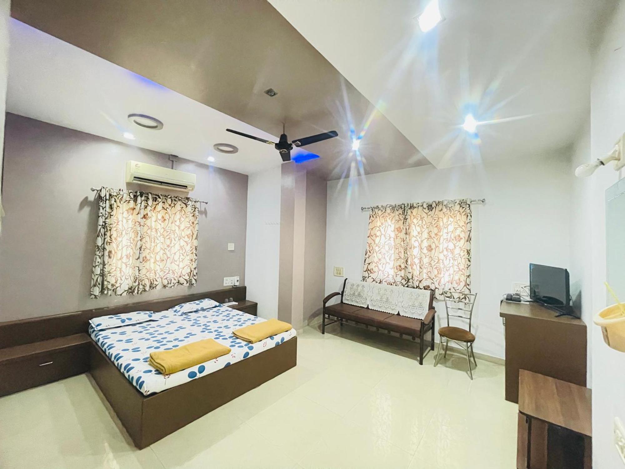 Hotel Rajdhani And Guest House Gujarat - Best Family Hotel In Halol Near Pavagadh And Halol Gidc Exteriör bild