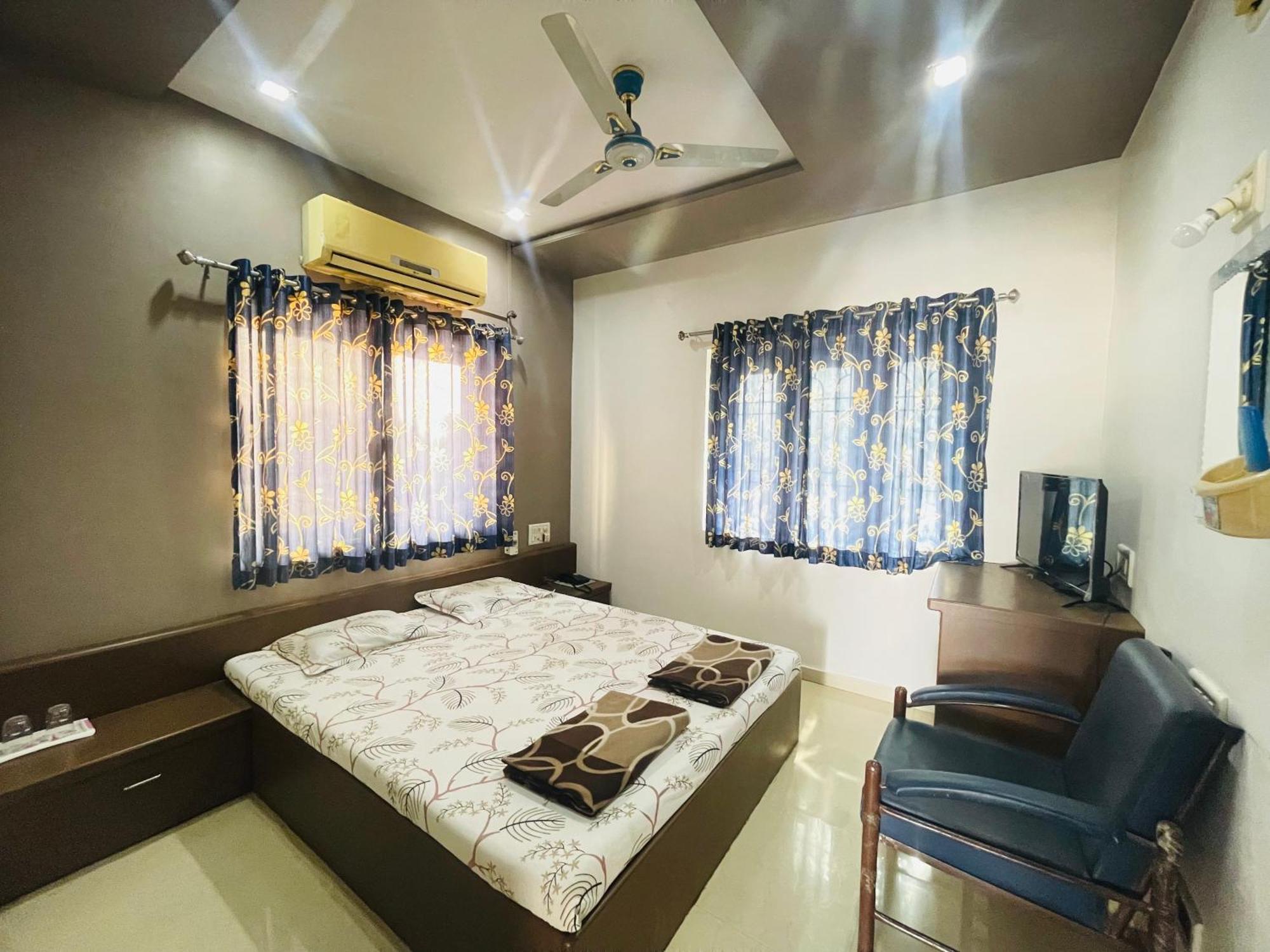 Hotel Rajdhani And Guest House Gujarat - Best Family Hotel In Halol Near Pavagadh And Halol Gidc Exteriör bild