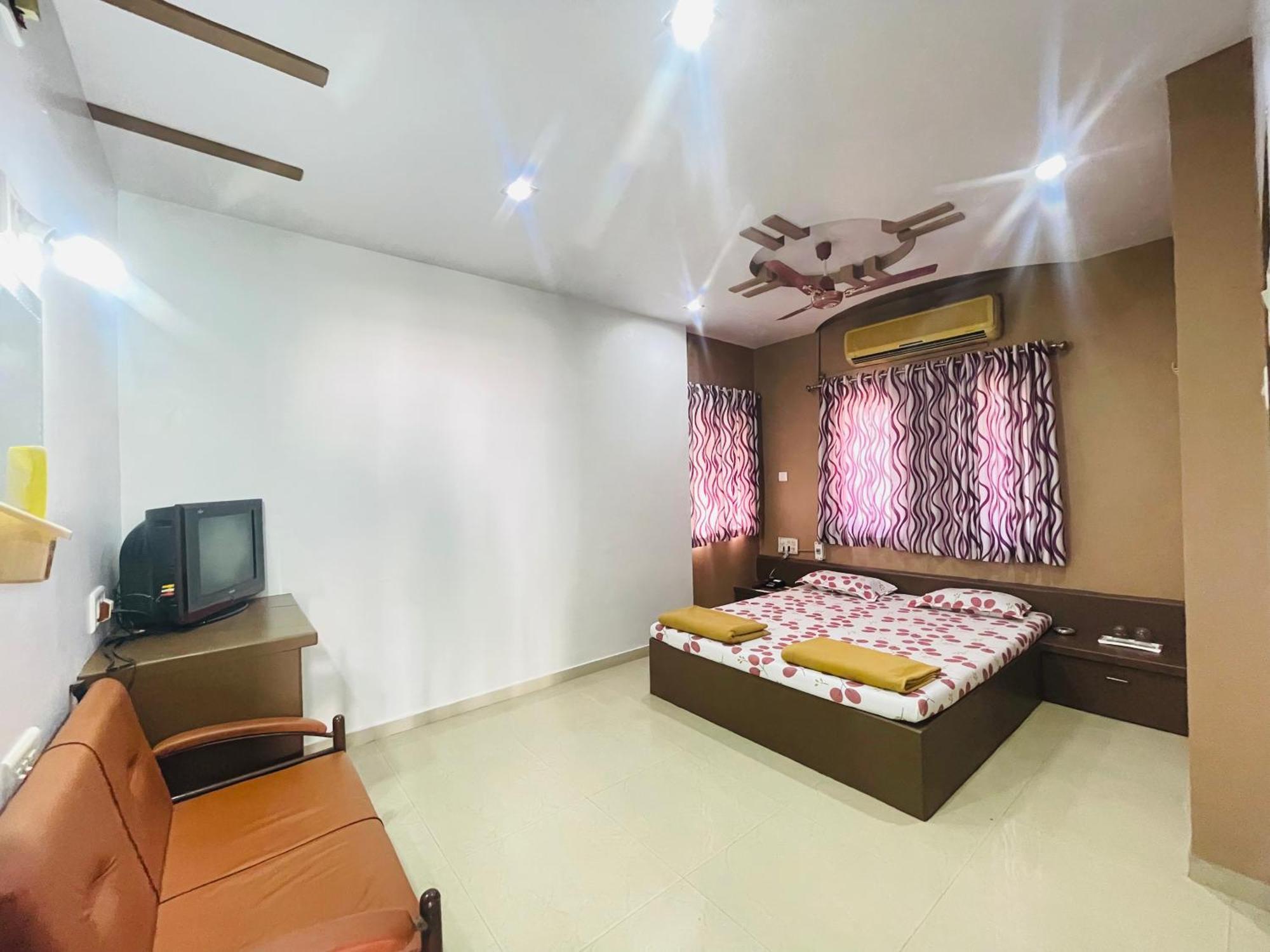 Hotel Rajdhani And Guest House Gujarat - Best Family Hotel In Halol Near Pavagadh And Halol Gidc Exteriör bild