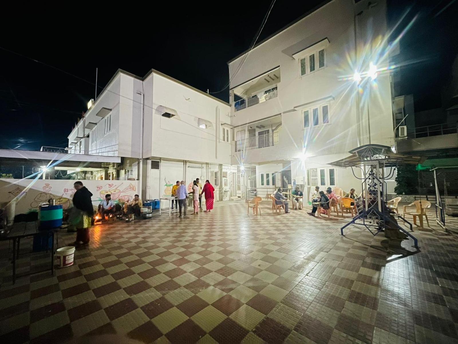 Hotel Rajdhani And Guest House Gujarat - Best Family Hotel In Halol Near Pavagadh And Halol Gidc Exteriör bild
